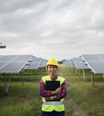 pr-engineer-electric-woman-checking